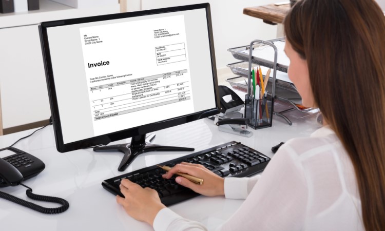 Frau erstellt E-Rechnung am Computer